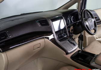 Подержанный автомобиль Toyota Alphard 2013 года (8 фото)