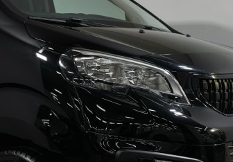 Подержанный автомобиль Peugeot Traveller 2018 года (20 фото)