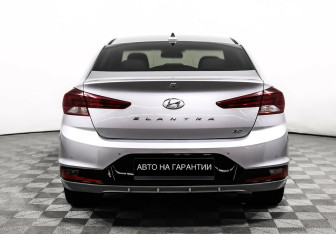 Подержанный автомобиль Hyundai Elantra Sedan 2020 года (7 фото)