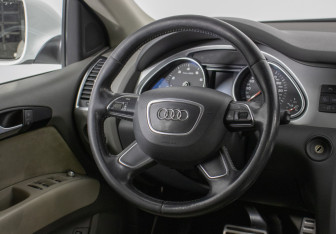 Подержанный автомобиль Audi Q7 2013 года (15 фото)