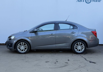 Подержанный автомобиль Chevrolet Aveo Sedan 2014 года (8 фото)