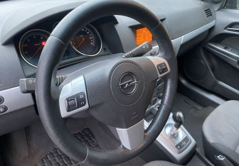 Подержанный автомобиль Opel Astra Hatchback 2011 года (10 фото)