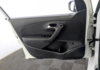 Подержанный автомобиль Volkswagen Polo Sedan 2016 года (19 фото)