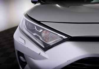 Подержанный автомобиль Toyota RAV4 2021 года (17 фото)
