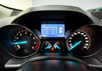 Подержанный автомобиль Ford Kuga 2013 года (17 фото)