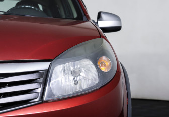 Подержанный автомобиль Renault Sandero 2011 года (19 фото)