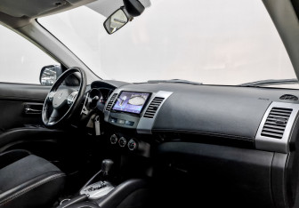 Подержанный автомобиль Peugeot 4007 2011 года (11 фото)