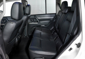 Подержанный автомобиль Mitsubishi Pajero 2015 года (10 фото)