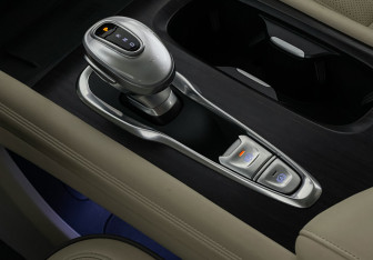 Подержанный автомобиль Voyah Dream 2022 года (20 фото)