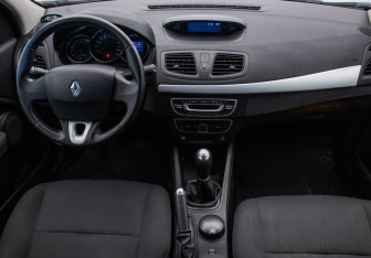 Подержанный автомобиль Renault Fluence 2012 года (13 фото)