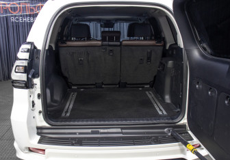 Подержанный автомобиль Toyota Land Cruiser Prado 2020 года (10 фото)