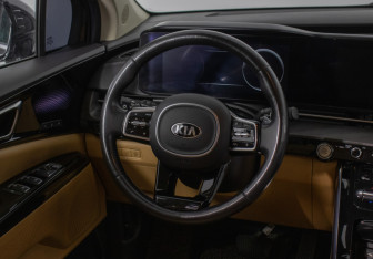 Подержанный автомобиль Kia Carnival 2021 года (14 фото)