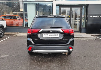 Подержанный автомобиль Mitsubishi Outlander 2015 года (6 фото)