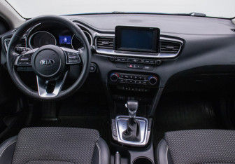 Подержанный автомобиль Kia Ceed Hatchback 2019 года (13 фото)