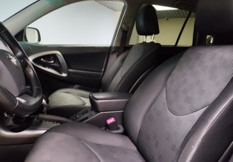 Подержанный автомобиль Toyota RAV4 2011 года (10 фото)