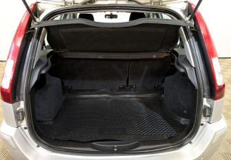 Подержанный автомобиль Ford Fusion 2010 года (10 фото)