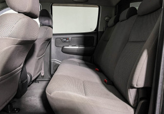 Подержанный автомобиль Toyota Hilux 2013 года (10 фото)