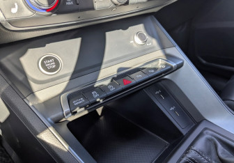 Подержанный автомобиль Audi Q3 2025 года (28 фото)