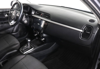Подержанный автомобиль Kia Rio Sedan 2017 года (10 фото)
