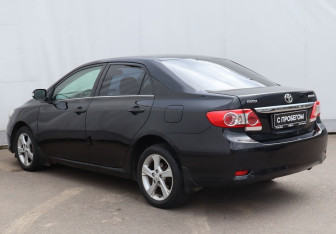 Подержанный автомобиль Toyota Corolla Sedan 2011 года (6 фото)