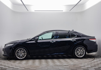 Подержанный автомобиль Toyota Camry Sedan 2018 года (8 фото)