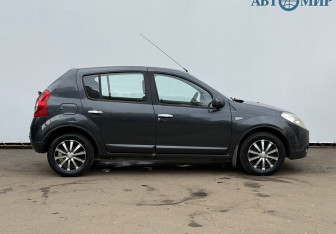 Подержанный автомобиль Renault Sandero 2010 года (4 фото)