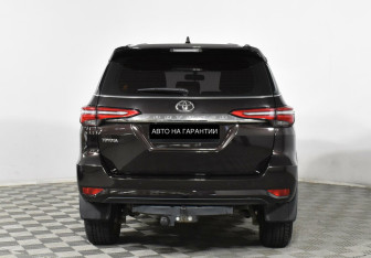 Подержанный автомобиль Toyota Fortuner 2020 года (4 фото)