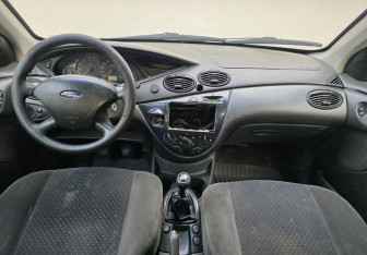 Подержанный автомобиль Ford Focus Sedan 2003 года (11 фото)