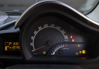 Подержанный автомобиль Toyota iQ 2009 года (16 фото)