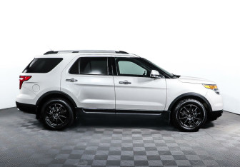 Подержанный автомобиль Ford Explorer 2012 года (4 фото)