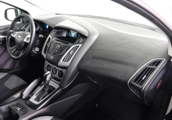 Подержанный автомобиль Ford Focus Hatchback 2012 года (7 фото)