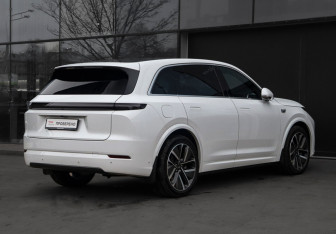 Подержанный автомобиль LiXiang L7 2024 года (5 фото)