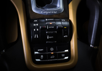 Подержанный автомобиль Porsche Cayenne 2012 года (19 фото)