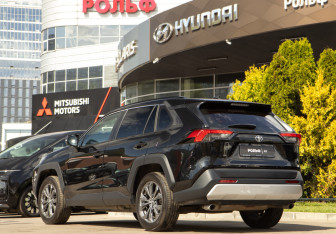 Подержанный автомобиль Toyota RAV4 2025 года (5 фото)
