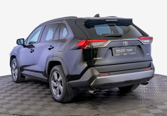 Подержанный автомобиль Toyota RAV4 2020 года (7 фото)