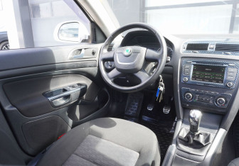 Подержанный автомобиль Skoda Octavia Liftback 2010 года (13 фото)
