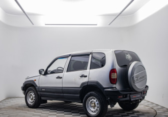 Подержанный автомобиль Chevrolet Niva 2007 года (7 фото)