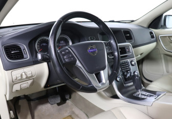 Подержанный автомобиль Volvo S60 2011 года (13 фото)
