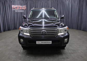 Подержанный автомобиль Toyota Land Cruiser Suv 2013 года (2 фото)