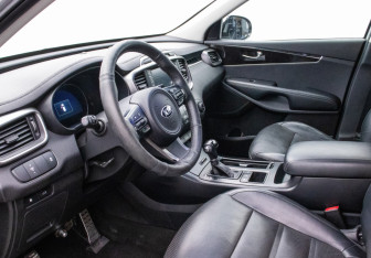 Подержанный автомобиль Kia Sorento 2015 года (10 фото)