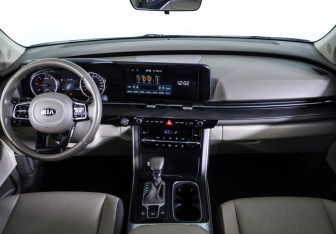 Подержанный автомобиль Kia Carnival 2020 года (13 фото)