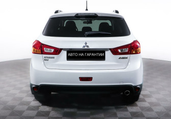 Подержанный автомобиль Mitsubishi ASX 2013 года (6 фото)