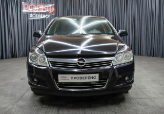 Подержанный автомобиль Opel Astra Sedan 2010 года (2 фото)