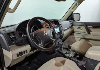 Подержанный автомобиль Mitsubishi Pajero 2017 года (15 фото)