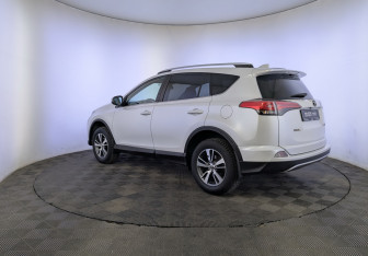 Подержанный автомобиль Toyota RAV4 2018 года (7 фото)