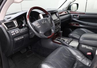 Подержанный автомобиль Lexus LX 2014 года (16 фото)