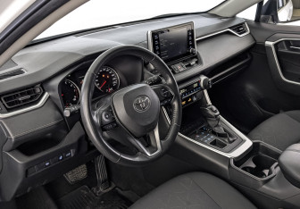 Подержанный автомобиль Toyota RAV4 2021 года (15 фото)