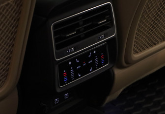 Подержанный автомобиль Audi Q8 2021 года (19 фото)