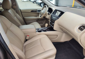 Подержанный автомобиль Nissan Pathfinder 2015 года (12 фото)