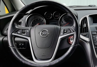 Подержанный автомобиль Opel Astra Wagon 2012 года (15 фото)